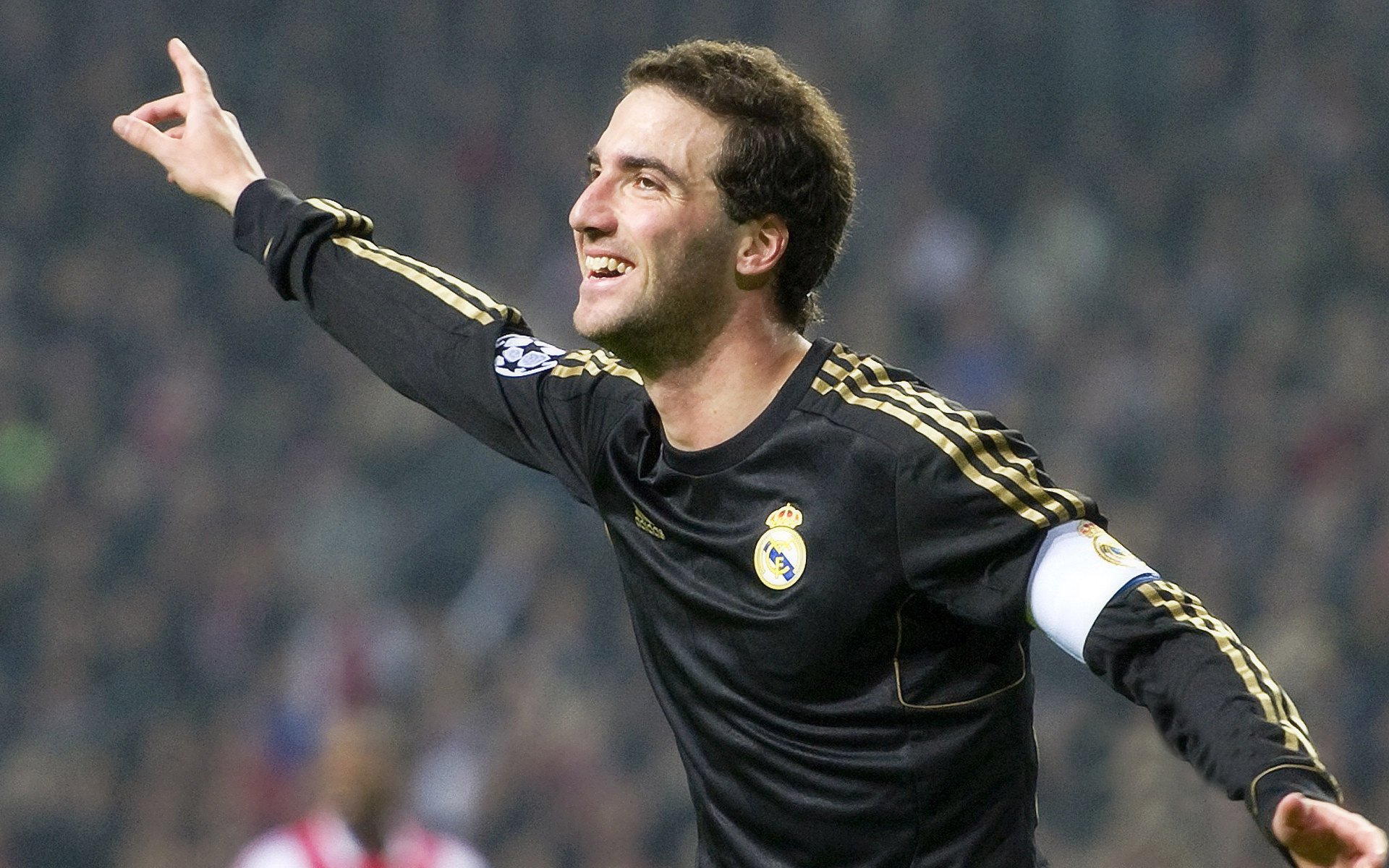 爱游戏中国-“英超冠军悬念待定，战局剑拔弩张”，英超冠军叫什么