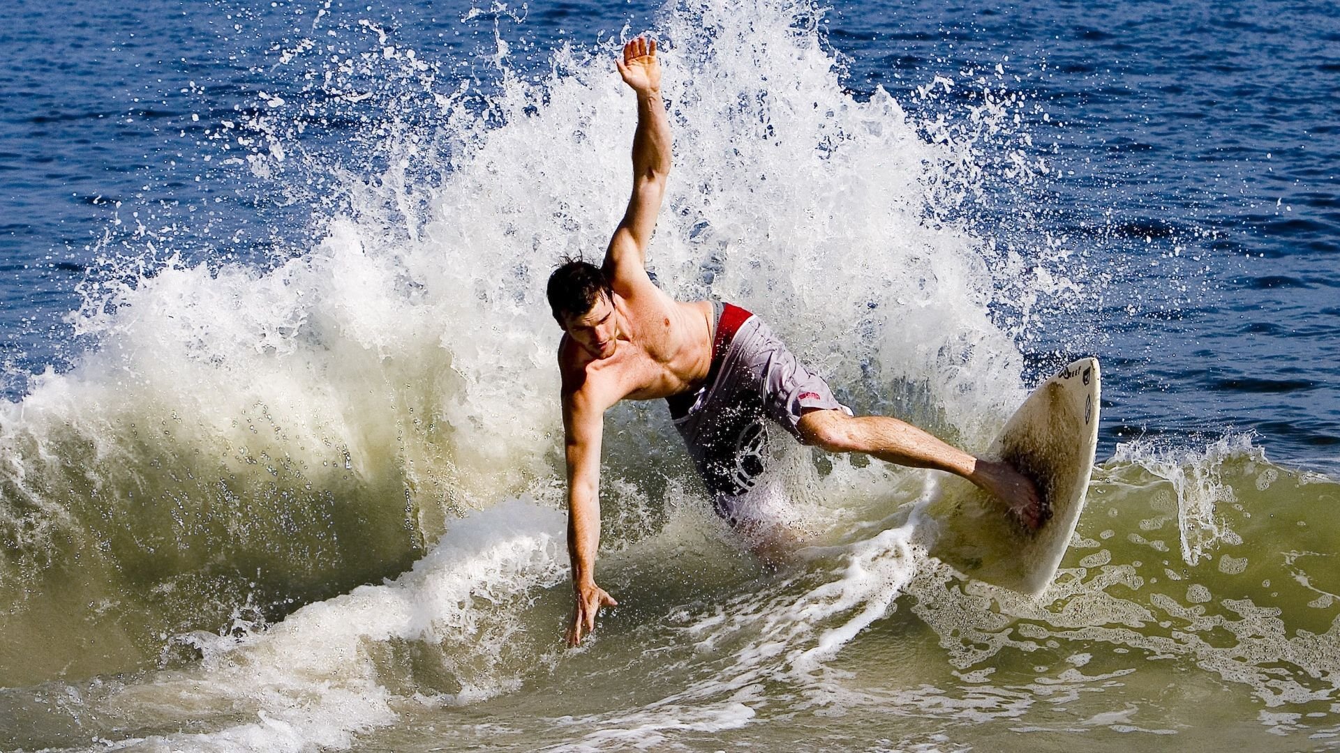 激烈碰撞：季后赛的最爆炸对决之一，激烈撞击对人体的伤害